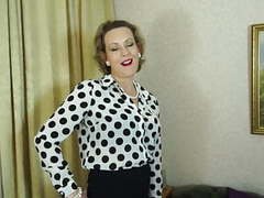 UhFuck presents: Stylish mom wants to cum